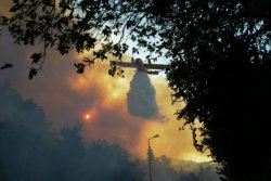 Fire-fighting aircraft helps extinguish a fire in the northern Israeli port city of Haifa on November 24, 2016 � phtoo by: Moran Mayan