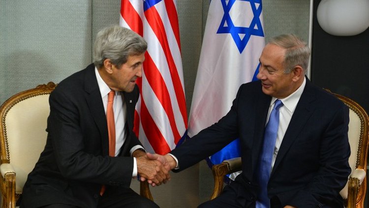 Prime Minister Benjamin Netanyahu meets with US Secretary Of State John Kerry in New York on September 23, 2016. (Kobi Gideon/GPO)