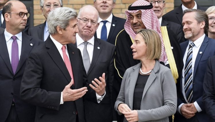 US Secretary of State John Kerry (L) speaks with European Union Foreign Policy Chief Federica Mogherini (R) as they take part with other foreign ministers and representatives in a Mideast peace conference in Paris on January 15, 2017. (AFP PHOTO / POOL / bertrand GUAY)