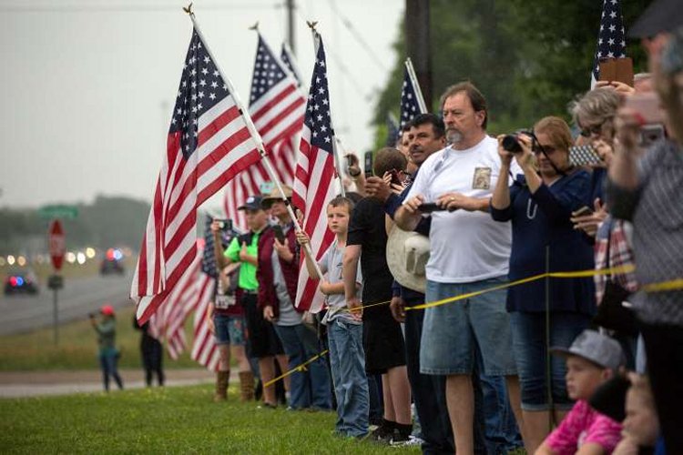 A crowd of spectators watch as the funeral procession for former first lady Barbara Bush passes through Hempstead, Texas, U.S., April 21, 2018. REUTERS/Tamir Kalifa