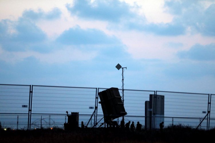 Israeli soldiers walk next to an Iron Dome anti-missile system positioned near the city of Ashkelon, Israel May 29, 2018<BR>REUTERS/Ronen Zvulun