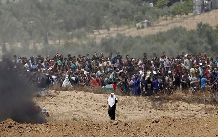 Palestinian protesters gathering along the border fence with Israel, May 14, 2018. (JACK GUEZ/AFP)
