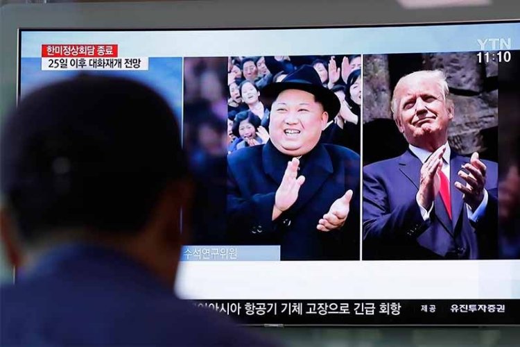 A man watches a TV screen showing file footage of U.S. President Donald Trump, right, and North Korean leader Kim Jong Un, left, during a news program at the Seoul Railway Station in Seoul, South Korea, Wednesday, May 23, 2018. (Photo/AP/Lee Jin-man)
