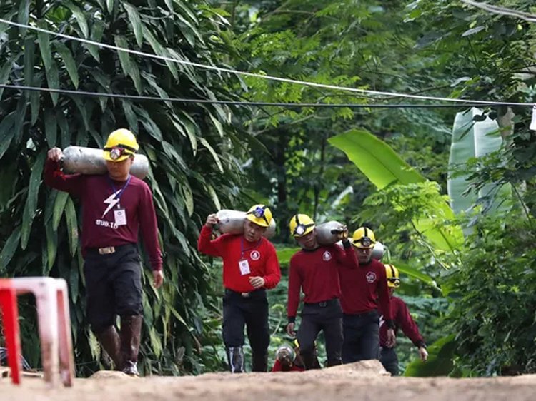 Rescue workers carry in supplies during the ongoing operations at Tham Luang cave as they work to save the 12 soccer team members that are trapped in Khun Nam Nang Non Forest Park in Thailand. RUNGROJ YONGRIT, EPA-EFE