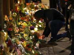 Flowers and candles in front of the synagogue in Copenhagen
