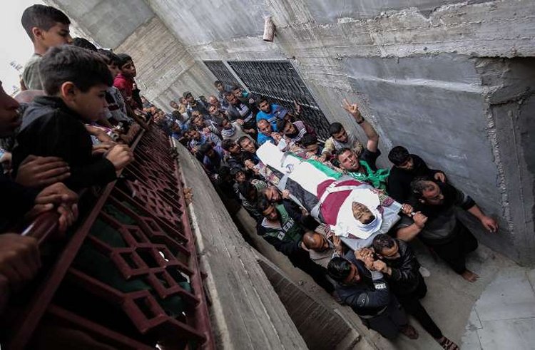 Palestinian mourners carry the body of Ibrahim Abu Shaer, who was killed by Israeli forces during last week's clashes. (Said Khatib / AFP - Getty Images)