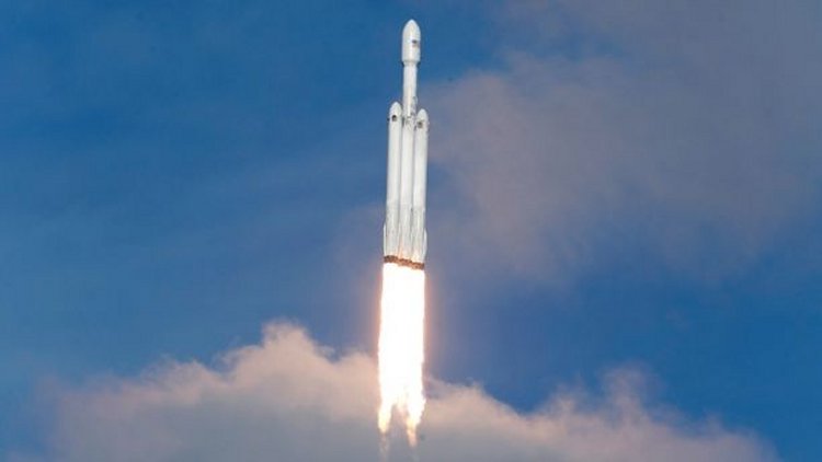 A SpaceX Falcon Heavy rocket lifts off from historic launch pad 39-A at the Kennedy Space Center in Cape Canaveral, Florida, U.S., February 6, 2018.(REUTERS/Joe Skipper)